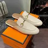 Casual schoenen voor vrouwen zomer dames plat gesloten teen slip op metalen buckle dames muilezels vrouwelijke slippers