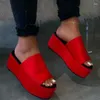Kleding schoenen dames te koop 2024 mode sexy luipaard print dames slippers zomer outdoor dikke zool casual dames wig sandalen