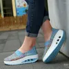 Chaussures de fitness Couleurs mélangées Corège de couleur Femmes Épais Bottom plate-forme marchant à la main Sneakers respirants Houstants Mesiers 2024 Slip On Logs Femme