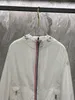 2024 Designer Mens Jacket Spring och Autumn Windrunner Tee Fashion Hooded Sports Windbreaker Casual Zipper Trench Coat är en high end vävd jacka för män