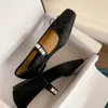 Kleiderschuhe echte Pferdehaare Swuare Zehen Frauen Flats Kristallgurt karierte echte Leder Mary Janes