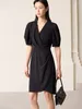 Feestjurken Amii Minimalisme voor vrouwen 2024 Zomer Franse gigot mouw Fashion Black Solid V Neck Office Lady Slim Vestidos 12322024