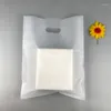 Envoltura de regalo 50pcs/lote bolsas transparentes con bolsa de ropa de compras para el mango para la tienda de la tienda pelucas empaquetadas pequeñas empresas