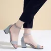 Kledingschoenen met riem sandalen voor dames schoenenpompen blokkeren hiel open teen dames zomer 2024 medium hakken één woord casual schoen h vip