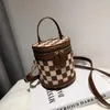 Bolsas de ombro Retro Lattice Bag Small Outono e inverno 2024 Moda Moda One-ombro Mensageiro Western Style Portátil Bucket