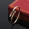 Varumärke smycken klassisk modedesigner kvinnors guld nagel armband flickor pojkar jubileum gåva