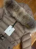 Designer Down Jacket 2024 Mengjia Femmes Brown Hooded Recevoir la taille du collier de renard de longueur Nouvelle veste à la duvet chaude mince et à la mode S-XL