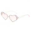 Solglasögon 2024 Fashion Rhinestone Sun Glasses Women Personlighet Design Heart Shaped Frame Punk UV400