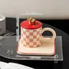 Muggar Creative Chessboard Ceramic Cups With Lids and Spoons hanterar muggkontor Kaffebrickor Tea Cup