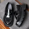 Casual Shoes High-End-Herren-Slip-On dickes Bottom Patent Leder Shinny Oxfords Britisch-Stil Trendy Man Concise Plattform