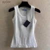 Designer Womens T Shirts Summer Women Tops Tees Crop Top Embroidery Sexig Off Shoulder Tank Casual ärmlös Solid Color Vest White and Black UJS1