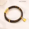 Дизайнерские золотые браслеты Женщины заблокируют подвесной браслет бренд буквы