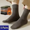 Männer Socken 5pairs/Set Männer verdicken Samt warme Winter feste Farbe mit mittlerem Röhrchen Wärme Retro Mode Schnee -Frostschutzmittel schnell senden