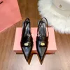 2024 Chaussures de robe de marque de luxe Sandales à talons hauts Chaussures de la mode pour femmes talon carré de femmes ouverts ouverts sexy chaussures de coin cadeau