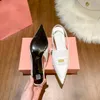 2024 Chaussures de robe de marque de luxe Sandales à talons hauts Chaussures de la mode pour femmes talon carré de femmes ouverts ouverts sexy chaussures de coin cadeau