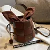 Womens Pail Bag 2023 Bow Party Crossbody Frosted Woven Portable Bucket 3D Handväska Lovely Chocolate Cylindrical 240328