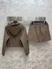 Modèle de triangle d'été de créateur de pantalons en deux pièces pour femmes 2024 Jacket à manches longues de la mode nouvelle en marge solide à taille haute correspondante nzim