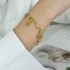 Braccialetti di braccialetti monete lettere iniziale braccialetto per donne ragazze oro color titanio in acciaio catena alfabeto gioielli