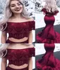 2019 Chic Bourgogne Robes de bal en deux pièces Sexy Bateau Neck Lace Wine Red Sweep Train Formel Evening Party Robes Wear1502541