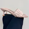 Zapatillas 2024 mujeres de costura de verano diseño plisado material de cuero real zapatos de tacón de gatito encantadores bombas de hadas de hadas