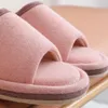 女性のファッショナブルでミニマリストの綿の暖かい床靴のために冬のカップルを売るスリッパ