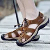 Cuir Men Sandals Chaussures d'été 2023 Plus taille pour hommes à la mode décontractée de plage extérieure, pantoufles respirantes pataugeant 240322