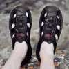 Ledermänner Sandalen Sommerschuhe 2023 Plus Größe Herren Mode lässige Outdoor -Strandruhrschuhe atmungsaktives Wating 240322