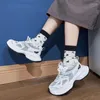 Повседневная обувь Meotina Women Sneakers круглой платформы на ногах.