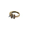 Moda européia e americana Hot Selling Micro Inlaid Zircon Ring para mulheres com anel de abertura de ouro genuíno de cobre, pulseira de sensação sofisticada