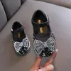 Buty zwykłe 2024 Dziecięce cekiny łuk skórzane dziewczęta Rhinestone Princess Cute Kids Soft Bottom Dance Rozmiar 21-36