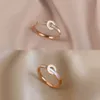 Version européenne et américaine de la bague de coquille de coquille blanche naturelle Natural 18K Rose Rose Cold Wind Food Food Ring pour les femmes