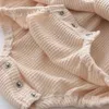 Os conjuntos de roupas têm líder de meninas para crianças pequenas blusas e macaces suspensas roupas roupas de linho de primavera nascidas alça
