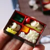 Decoratieve beeldjes 1 Set Doll House Mini Fast Food Bento omringende scène Bord Mat Sushi met biertopstokjes