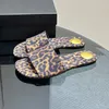 Fashion squisiti pantofole femminili estate 2024 Nuovo leopardo stampata superiore consistenza di comfort superiore sandali piatti materiale vera in pelle tosta rotonda da donna pantofole
