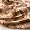 Шарфы роскошный дизайн 90x90 см. Шелковые шарф -шарф -квадратные женщины Большой банданка лента ленты для волос с крылью для волос