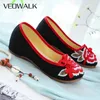 Chaussures décontractées Veowalk Red Chinois Lucky Knot Women Slip on Tolevas Ballet Floral Broidered Ladies Loisking Walking Zapatos Mujer