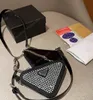 Новая модная классическая итальянская дизайнерская сумка женская сумка сцепления 3 цвета прессованные бриллианты мини -треугольник Съемный изысканный изысканный кошелек рот красный конверт