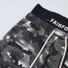 Pantalones largos de pierna recta de camuflaje para el sentido del diseño de moda masculina, pantalones elásticos casuales desgastados con bordes y agujeros en el dobladillo