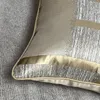 ゴールドストライプの装飾と枕カバーの枕の光沢のあるホリデーアクセサリー