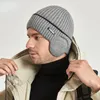 Cappelli invernali per uomini e donne un cappello di lana in maglia unisex in pile spessa fiancheggiata da lettami per le a orecchie di elastico tappo pullover in moda 240311