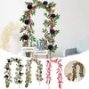 装飾的な花の花輪バレンタインデーレッドベリーガーランドと緑の葉有線クリスマス素朴なウェルカムサインライト