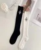 Biała czarna litera długa skarpetki Dziewczyna Bawełna oddychająca w skarpetach kolanowych moda Hosisery High Quality2111463