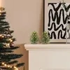 Decoratieve bloemen dennenbekleding decoraties realistische mini -maat rustieke kegel kunstmatige groene kerstboom ornamenten voor thuis