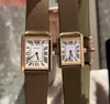 Couple de femmes pour hommes de super qualité Regardez deux broches bleues design du quartz Vache en cuir de vache rose rose rose couleur cale horloge carrée carrée de réservoir romain cadran en bracelet