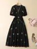 Sukienki imprezowe 2024 Spring Summer Doman Dress Modna moda moda w dekolcie w dekolcie czarny kwiatowy haftowany talia pusta marszczenia eleganckie midi