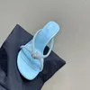 Slippers tira as mulheres sólidas dedo redondo do lado de fora do calcanhar fino verão de luxo de tênis dourados de moda de moda em oferta 2024 em