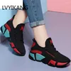 أحذية اللياقة البدنية Lvyikang 2024 Spring Women Fashion Mesh-Up Sneakers أحذية رياضية فلكان