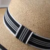 Berets Fashion Panaman Raffia gestreiftes Band Strohhut gewebte Männer flacher Oberkappe Sonnenschutz Hochwertige Fadora für Frau