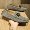 Sapatos casuais Sude Leather Men Slip On Mocassadores Madeirados Muscosos Platinhos