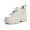 Klädskor 8 cm kil sneakers äkta läder kvinnliga plattformskilar för mode vit beige snörning kvinna